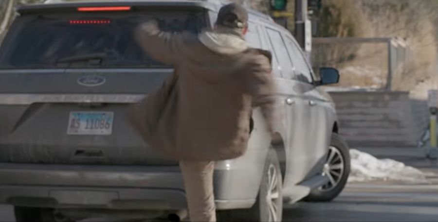 Alex Pretti tritt gegen das Hecklicht des SUV.