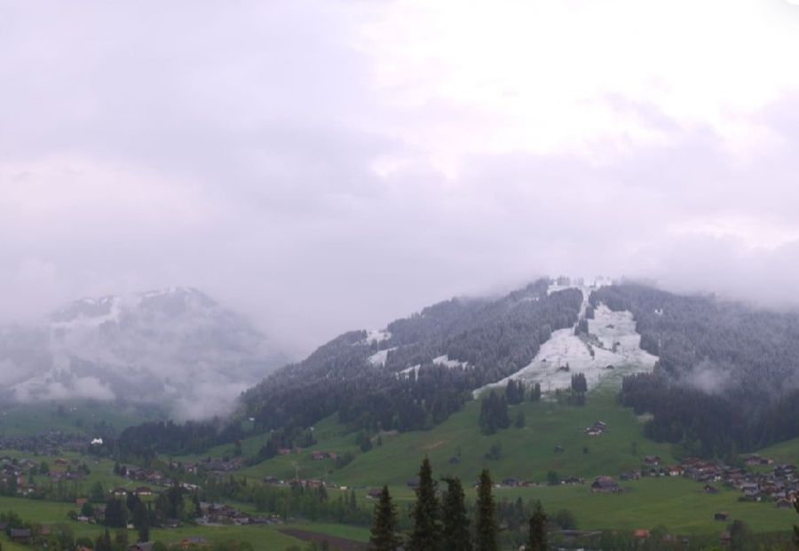 Schnee fast bis ins Dorf gab es auch in der Region Gstaad BE (1050 m ü. M.).