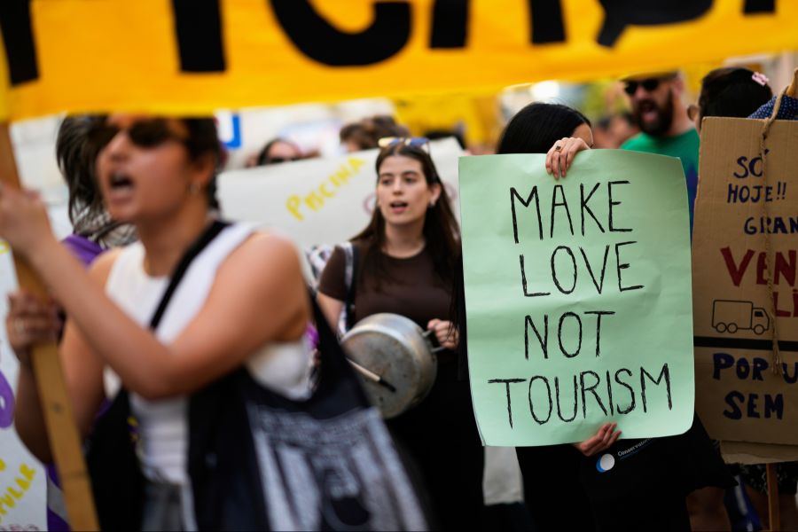 Auch in der portugiesischen Hauptstadt Lissabon wehrt sich die Bevölkerung gegen den Tourismus – dort kommt es sogar zu Protesten..