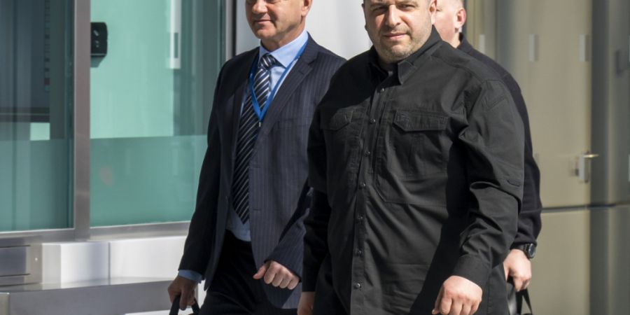 ARCHIV - Der damalige ukrainische Verteidigungsminister Rustem Umjerow (r) trifft im Nato-Hauptquartier zum Treffen der Verteidigungsminister der Mitgliedsstaaten der sogenannten Koalit...