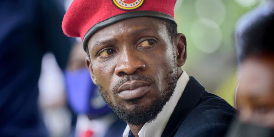 ARCHIV - Bobi Wine, Popstar und Oppositionsführer, spricht vor seinem Haus mit Journalisten. Foto: Nicholas Bamulanzeki/AP/dpa