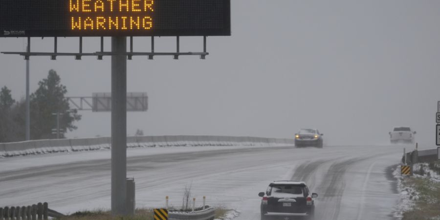 ARCHIV - Autos fahren auf einer schneebedeckten Autobahn in Houston. Foto: David J. Phillip/AP/dpa