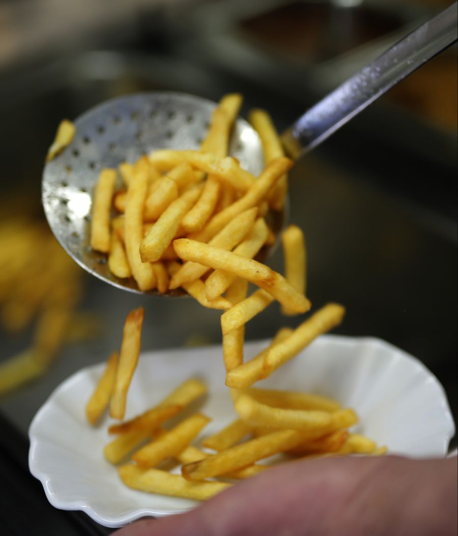 Insbesondere Pommes-frites-Schalen verschwinden an einer deutschen Uni-Mensa.