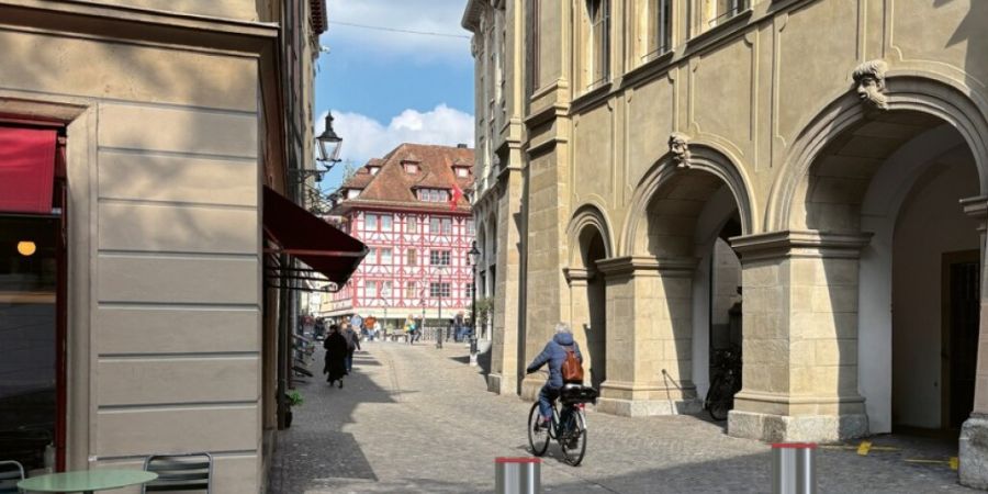 Zwei Senkpoller in der Krongasse sollen verhindern, dass Autos über die Reussbrücke in die Altstadt fahren. (Visualisierung)