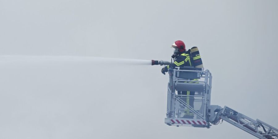 Der Brand betrifft ein Lagerhaus westlich des Dorfes Saxon im Wallis. (Symbolbild)