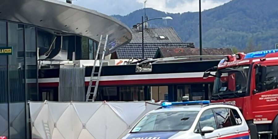 Einsatzkräfte am Unglücksort in Salzburg. Foto: Fmt-Pictures - Mw/APA/dpa