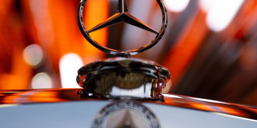 Gewinneinbruch, Absatzrückgang, Sparprogramm - und trotzdem eine ordentliche Dividende? Ein Umwelt- und ein Aktionärsverband kritisieren die Höhe der Mercedes-Dividende. (Archivbild)