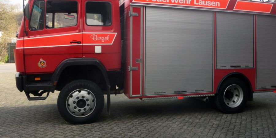 Die Gemeinde Lausen BL versteigert dieses ausrangierte Feuerwehrauto.