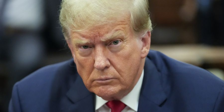 ARCHIV - Donald Trump, ehemaliger Präsident der USA, sitzt im Gerichtssaal vom New York Supreme Court. Foto: Mary Altaffer/POOL AP/AP/dpa