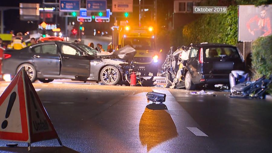Schlimme Bilder: Ein BMW M5 (links) kracht nach einem misslungenen Drift-Manöver in Dietikon ZH in einen Ford Focus.