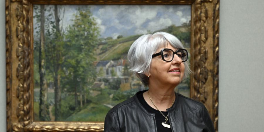Bundesrätin Elisabeth Baume-Schneider steht vor einem Gemälde von Camille Pissarro (1831-1903) bei der Wiedereröffnung der Sammlung Oskar Reinhart «Am Römerholz» in Winterthur am Sa...