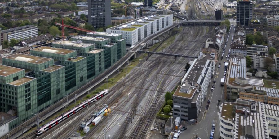 Der breite Velostreifen auf der Basler Münchensteinerbrücke (im Hintergrund), welche vom Lonza-Hochhaus ins Gundeli führt, bleibt definitiv. (Archivbild)