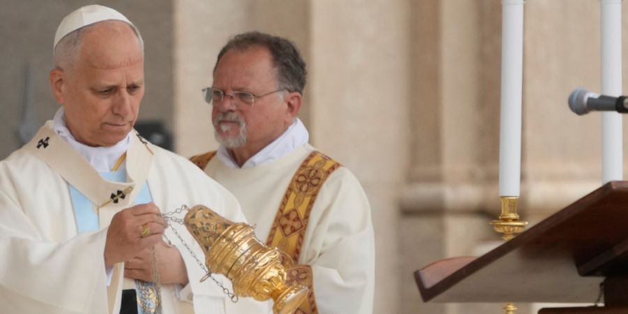 Papst Leo XIV. zelebriert die Messe vor dem Heiligtum von Pompeji während seines Pastoralbesuchs. Foto: Gregorio Borgia/AP/dpa