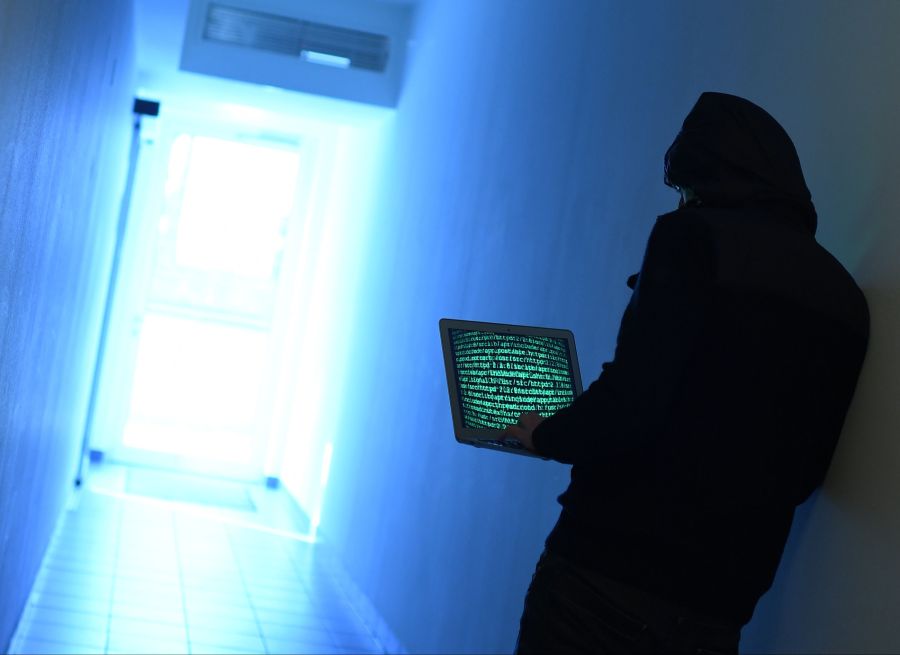 Sie erstellen gefälschte E-Mail-Adressen, bestellen Waren oder Dienstleistungen. All das geschieht im Namen ihrer Opfer.