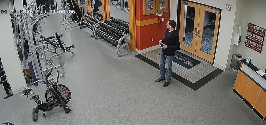 Kurz darauf betritt Cole Allen Tomas den Fitness-Bereich des Hotels.