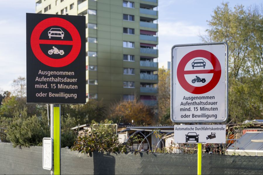 In Birsfelden gilt ein Durchfahrverbot für Personen ohne Bewilligung und mit einer Aufenthaltsdauer von weniger als 15 Minuten.