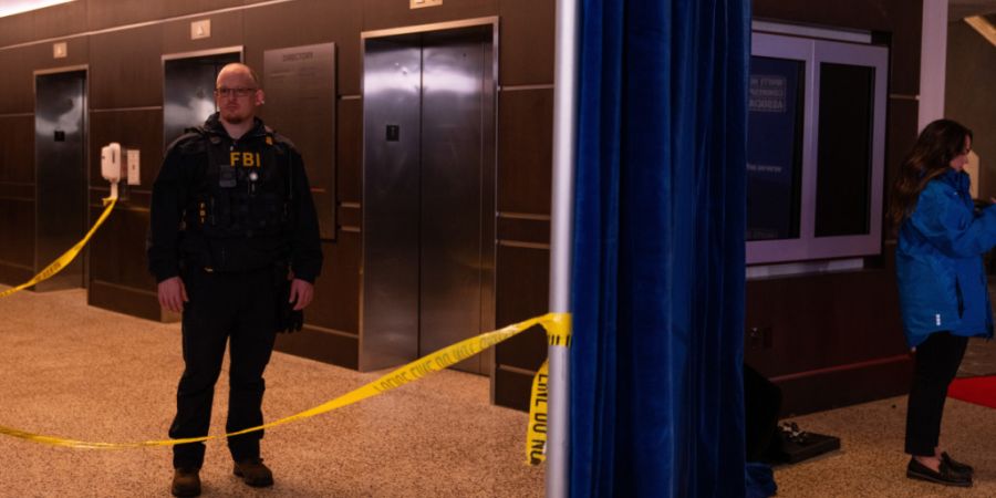 ARCHIV - Personen stehen in der Lobby des Washington Hilton nach einem Zwischenfall, der das White House Correspondents Dinner in Washington störte. Foto: Allison Robbert/FR172296 AP/dpa