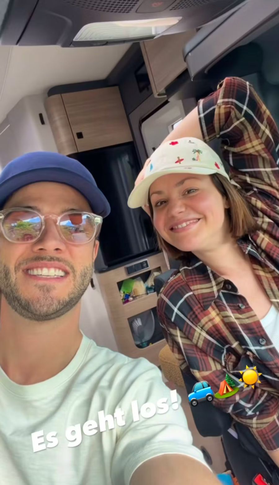 Auf geht die wilde Fahrt: Luca und Christina Hänni starten in ihre Campingferien.