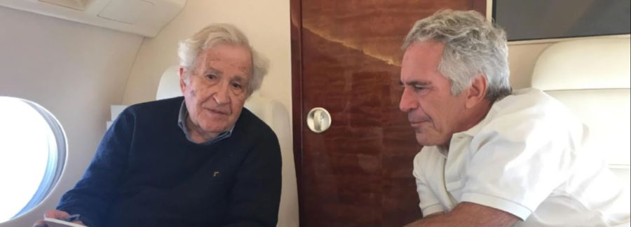 Ein Foto zeigt Jeffrey Epstein (r.) im Gespräch mit Noam Chomsky (l.)