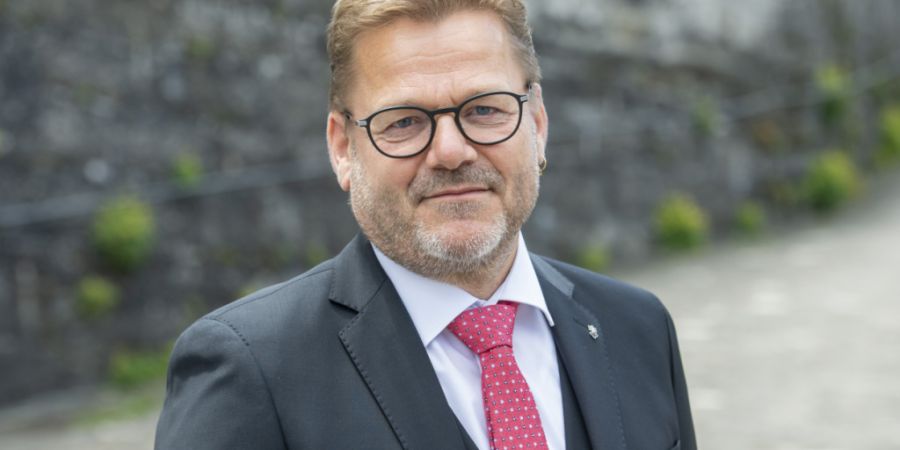 Der zuständige Regierungsrat Peter Truttmann (GLP) will offene Stellen im Nidwaldner Sozialdienst bis im Sommer besetzen. (Archivbild)