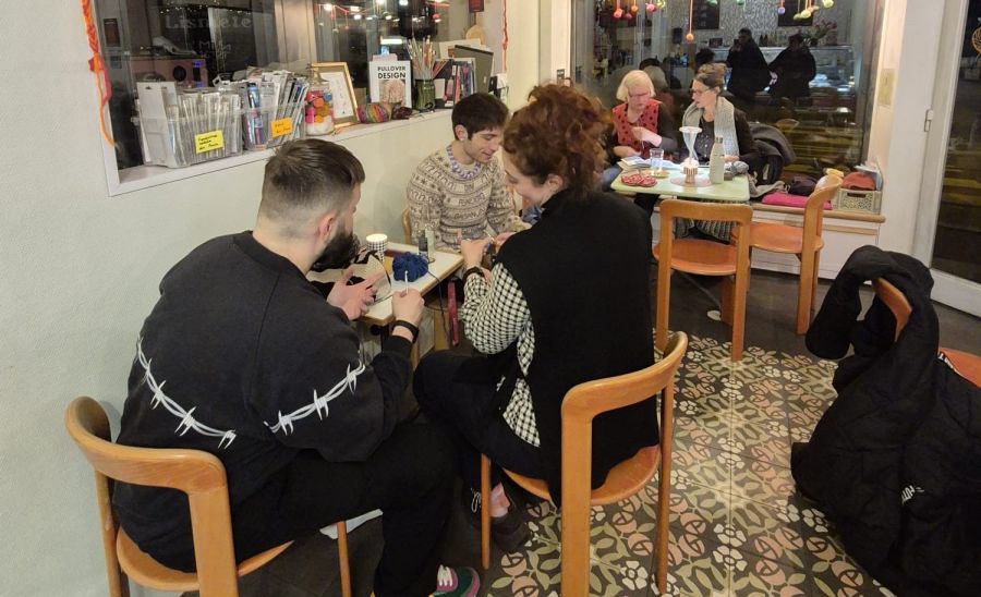 Stricken liegt zur Zeit voll im Trend – auch die jüngere Generation hat sich mit dem Strickfieber angesteckt.