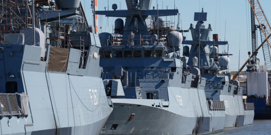 ARCHIV - Die Korvetten F 265 «Köln» (r-l), F 266 «Emden» und F 267 «Karlsruhe», drei der insgesamt fünf neuen Korvetten der Klasse 130 für die Deutsche Marine, liegen am Kai einer Ha...