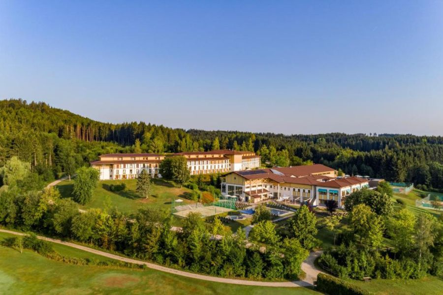 Das Hotel Aldiana Club Ampflwang am Rande des Salzkammerguts bietet einen grosszügigen Club mit Panoramarestaurants, Bars, Theater- und Nightclub sowie Seminar- und Tagungsräume.