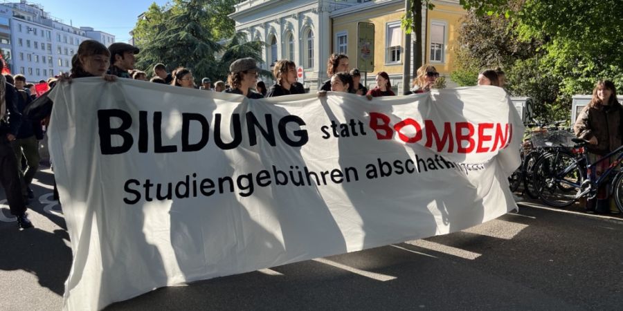 Rund 300 Personen haben in Basel gegen die Erhöhung der Studiengebühren im Rahmen des Entlastungspakets demonstriert.