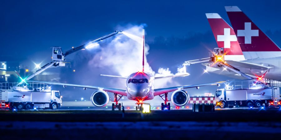 Die Deicing-Teams befreien die Tragflächen der Flugzeuge am Flughafen Zürich von Schnee und Eis.