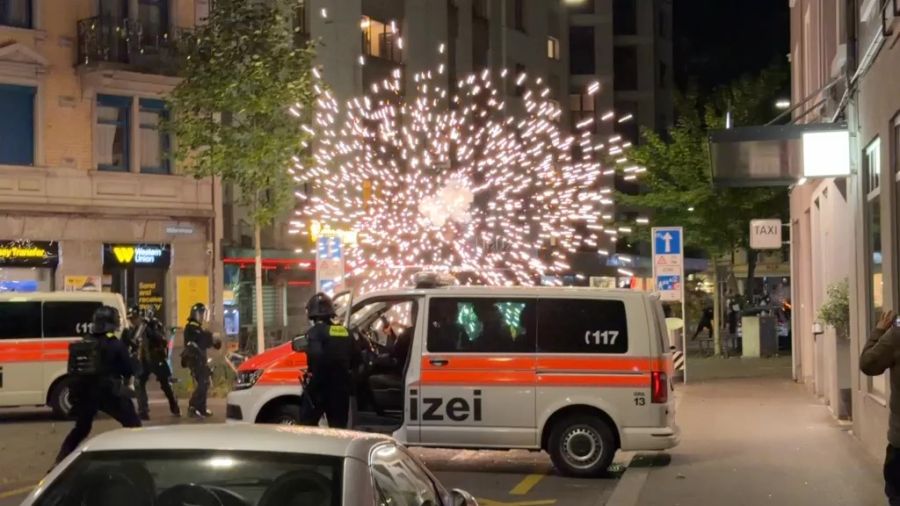 Ein Ausschnitt aus einem Video: Zu sehen ist, wie die Polizei mit Feuerwerk angegriffen wird.