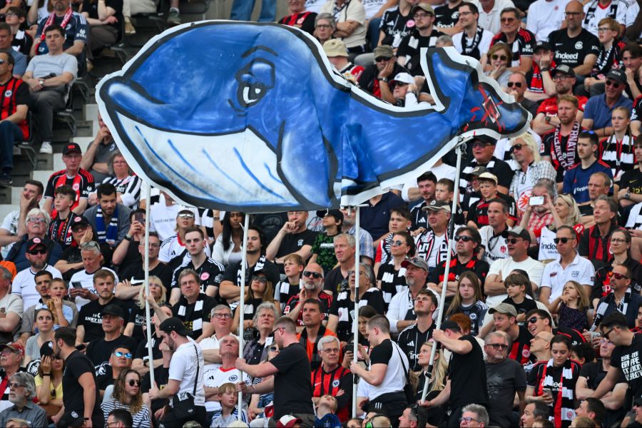 Eintracht Fans mit einem Scherz über Wal Hope während des Spiel gegen den HSV.