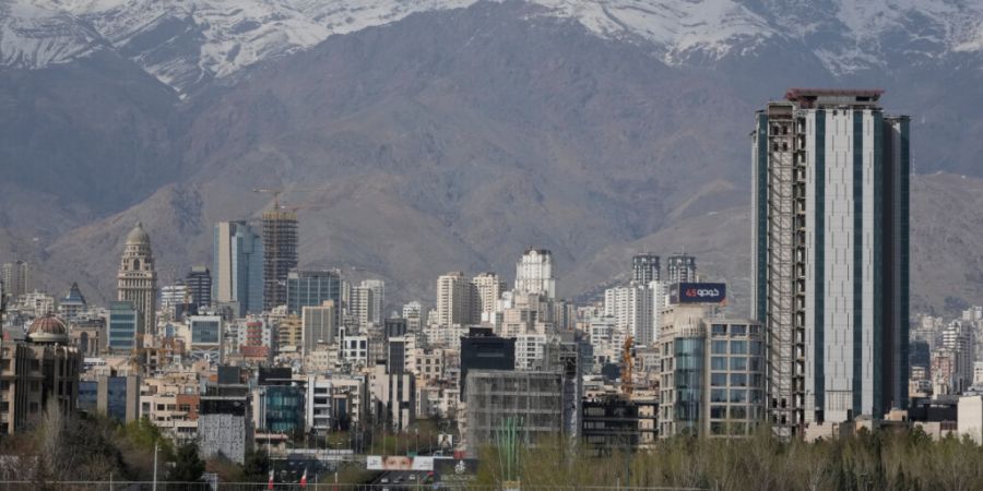 Eine Gesamtansicht zeigt einen Teil des nördlichen Teherans. Foto: Vahid Salemi/AP/dpa