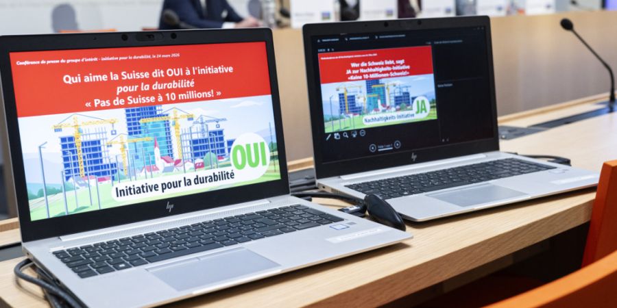 Fünf Parlamentsmitglieder der SVP stellen die Kampagne für die Volksinitiative «Keine 10 Millionen-Schweiz» in Bern den Medien vor. Darüber abgestimmt wird am 14. Juni.