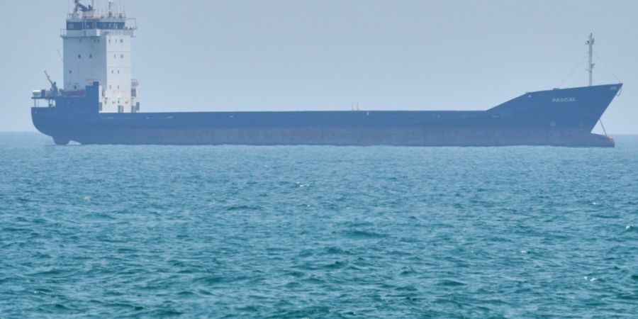 Ein Tanker liegt in der Straße von Hormus vor der Küste der Insel Qeschm. Foto: Asghar Besharati/AP/dpa