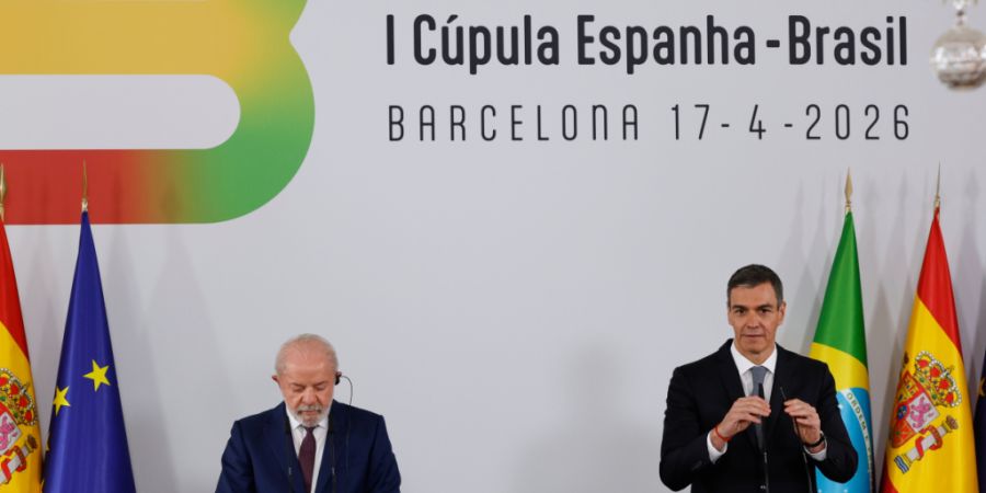 Der spanische Ministerpräsident Pedro Sánchez (rechts) und der brasilianische Präsident Luiz Inacio Lula da Silva sprechen zu Medien in Barcelona. Foto: Joan Monfort/AP/dpa