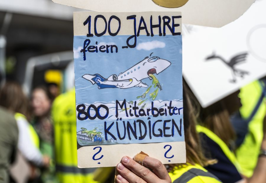 Im Vergleich zu den Deutschen sind wir aber immer noch weniger gestresst. Abgebildet: Ein Lufthansa-Mitarbeiter protestiert in Deutschland gegen seine Arbeitgeberin.