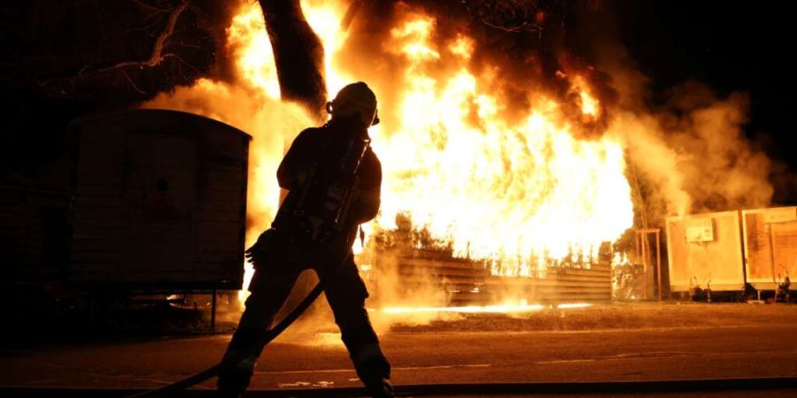 In der Nacht auf Sonntag zerstörte ein Feuer einen Schopf und einen Bauwagen der Badi, verletzt wurde niemand. Die Brandursache ist Gegenstand laufender Ermittlungen.