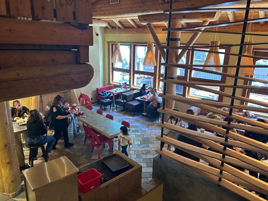 Das Lokal ist sehr sauber und bietet viel Platz.