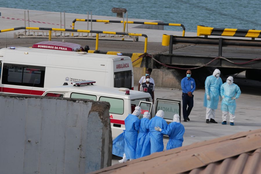 Schutzanzüge sind beim möglichen Kontakt mit Hantavirus-Patienten Pflicht. Wie hier in Praia auf den Kapverden.