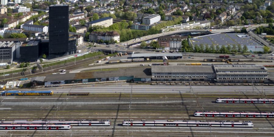 Über und unter den Bahngleisen in Basel soll es künftig mehrere Velo- und Fussgängerverbindungen geben. Der Grosse Rat hat Gelder für die Planung und Projektierungen genehmigt. (Arc...