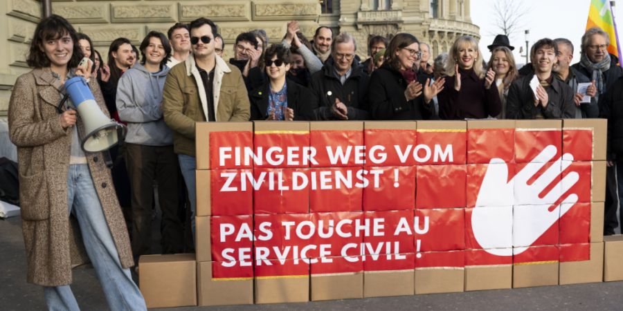 Ein überparteiliches Komitee hat rund 57'000 Unterschriften gegen höhere Hürden beim Zugang zum Zivildienst eingereicht. Über die Vorlage dürfte bald die Stimmbevölkerung abstimmen.