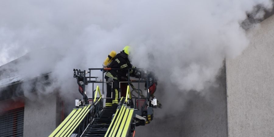 Das Feuer brach im oberen Stock eines Mehrfamilienhauses aus.