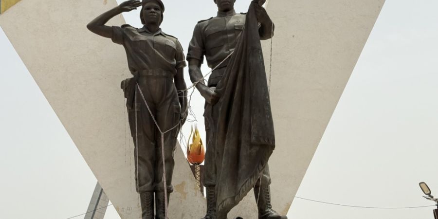 ARCHIV - Auf dem Platz der Nation in der tschadischen Hauptstadt N'Djamen erinnert das Unabhängigkeitsdenkmal an den Freiheitskampf des zentralafrikanischen Landes gegen die Kolonialhe...