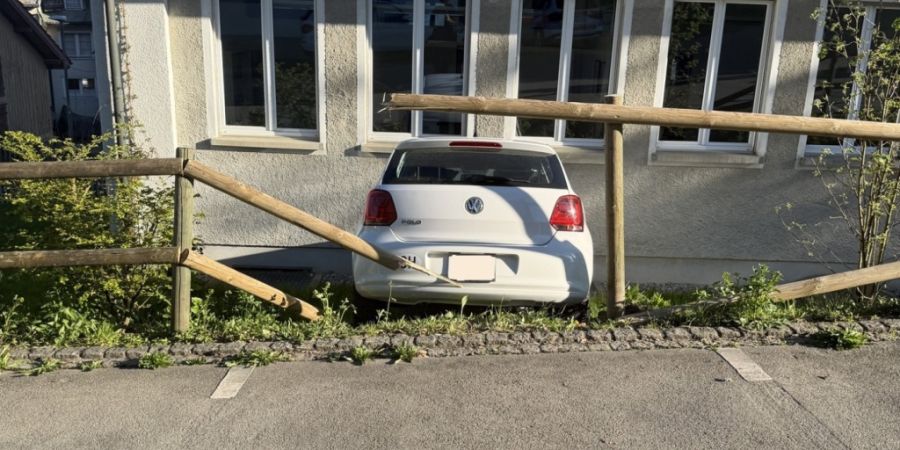 Das Auto durchbrach einen Zaun und prallte in eine Mauer.