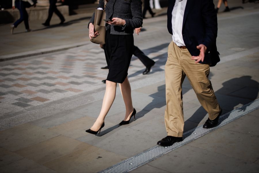 Auf dem Schweizer Arbeitsmarkt werden Frauen und Männer noch immer nicht gleich behandelt.
