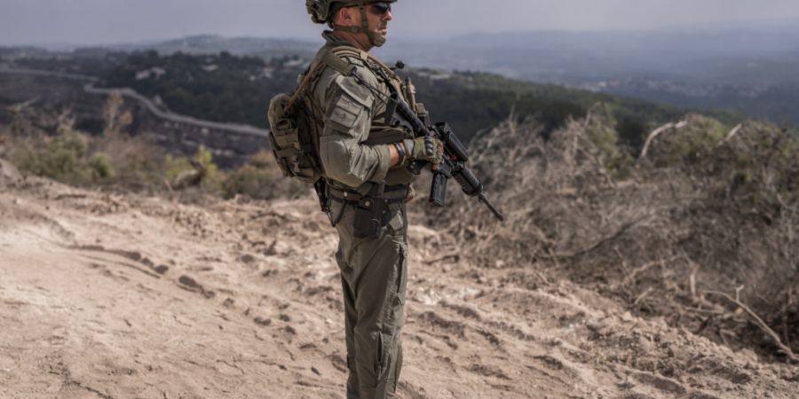 ARCHIV - Ein israelischer Soldaten in einem südlibanesischen Dorf an der Grenze zu Israel. Foto: Ilia Yefimovich/dpa
