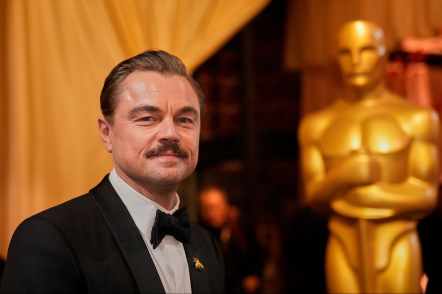 Hollywoodstar Leonardo DiCaprio hat mit einem Schnauzer bei den Oscars für Aufsehen gesorgt.