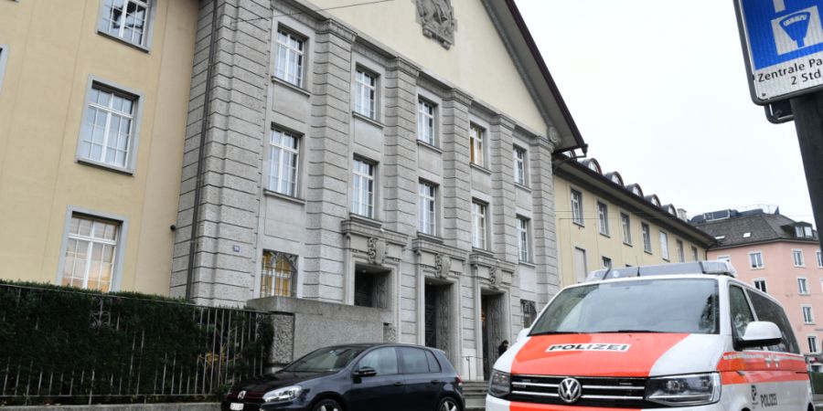 Ein 27-jähriger Schweizer muss sich am Dienstag vor dem Bezirksgericht Zürich verantworten. Die Staatsanwaltschaft wirft ihm vor, gezielt Menschen jüdischen Glaubens angegriffen zu h...