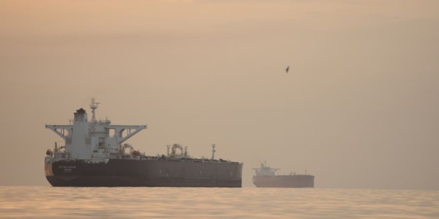 ARCHIV - Tanker ankern in der Straße von Hormuz vor der Küste der Insel  Qeschm. Foto: Asghar Besharati/AP/dpa