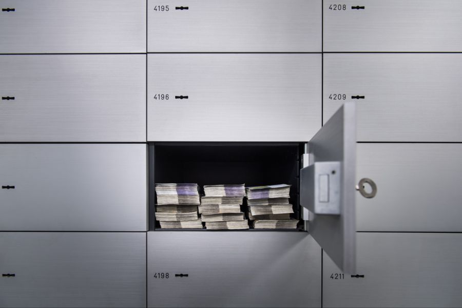 Der Zugang zum Bank-Safe nutzte der Mann aus, um immer wieder Bündel mit 100- und 1000-Franken-Noten zu entnehmen. (Symbolbild)